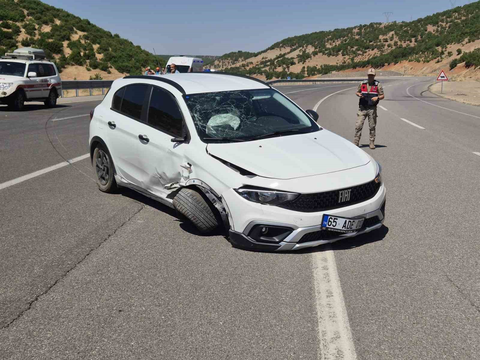 bingol-de-otomobil-bariyerlere-carpti-4-yarali