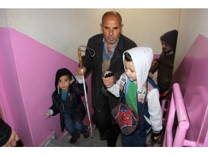 Görmeyen Gözlerine Evlatları Işık Oldu