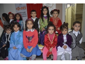 Ev Kadınlarının Düzenlediği Yerel Kıyafet Defilesine Yoğun İlgi