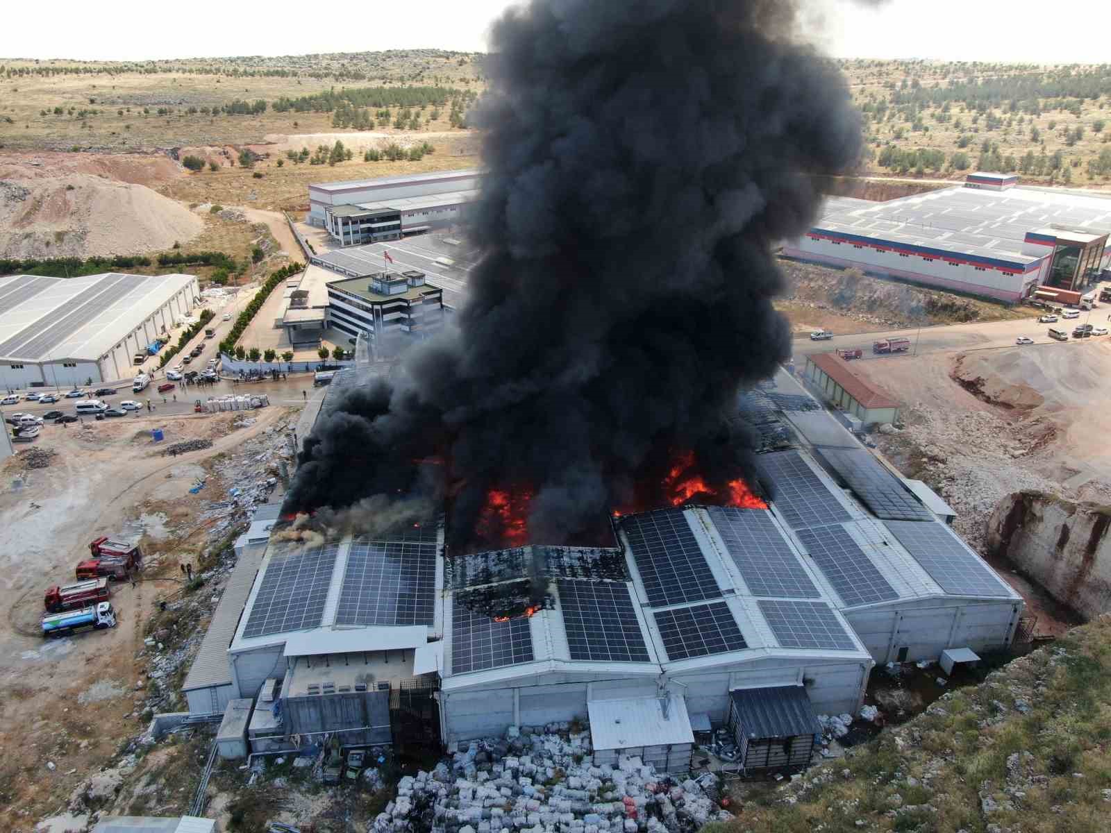 gaziantep-teki-fabrika-yangini-dron-ile-goruntulendi