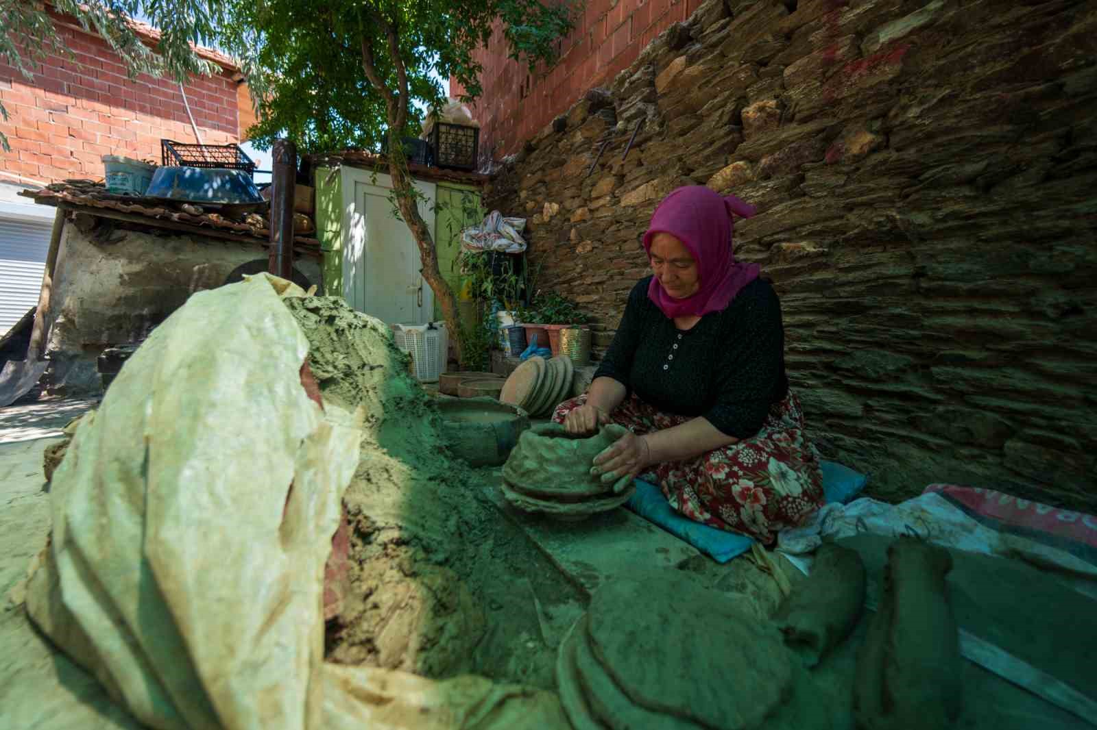 binlerce-yillik-gelenek-comlek-uretimi-kadin-emegiyle-yasatiliyor