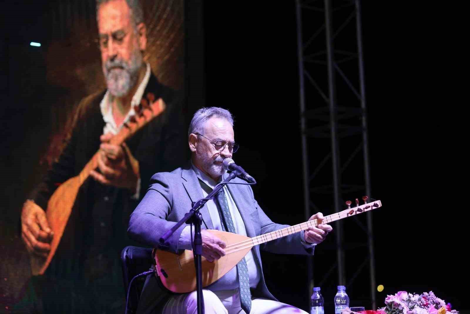 yunusemre-de-30-agustos-coskusu-tolga-candar-in-turkuleriyle-taclandi