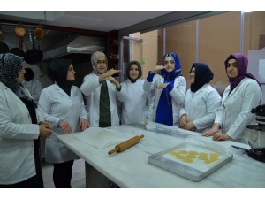 Pasta Yapmayı İşaret Diliyle Öğreniyorlar