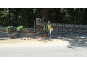 Mezarlık Duvarları Da Yenileniyor