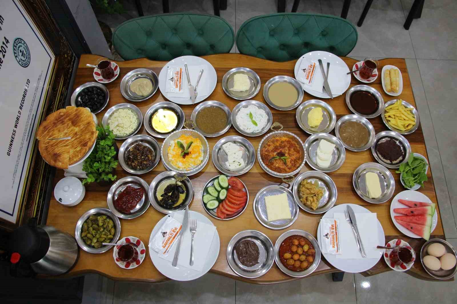guinness-rekortmeni-van-kahvaltisi-dunya-kahvalti-gunu-ile-dunyaya-tanitiliyor