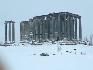 Aizonai Antik Kenti’ni Beyaz Örtüyle Bir Başka Güzel