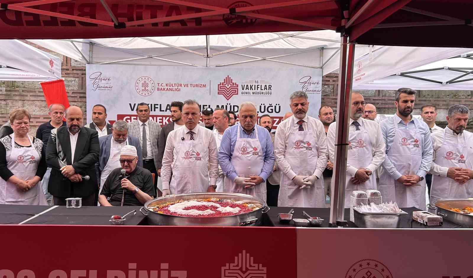 tarihi-misir-carsisi-nda-20-bin-kisilik-asure-ikrami