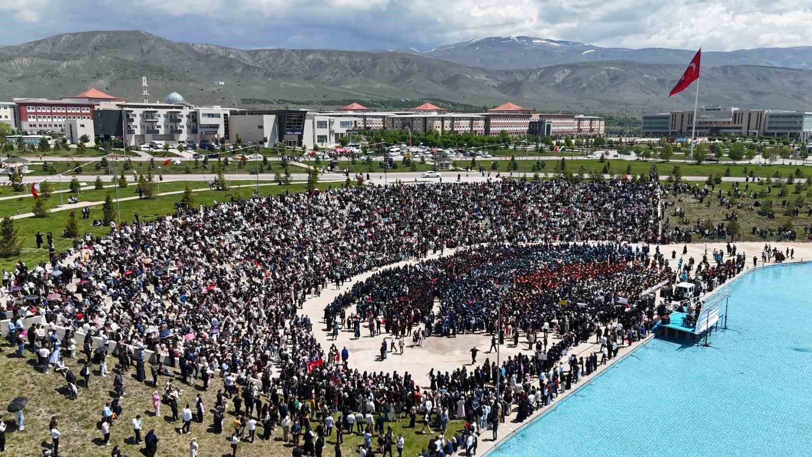 ebyu-de-3-bin-150-ogrenci-mezuniyet-sevinci-yasadi