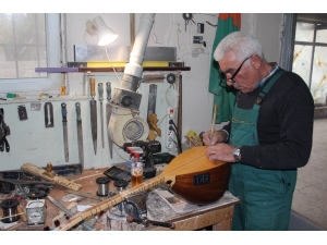 Erzincan’da Saz Üstatları İçin 30 Yıldır Bağlama Üretiyor