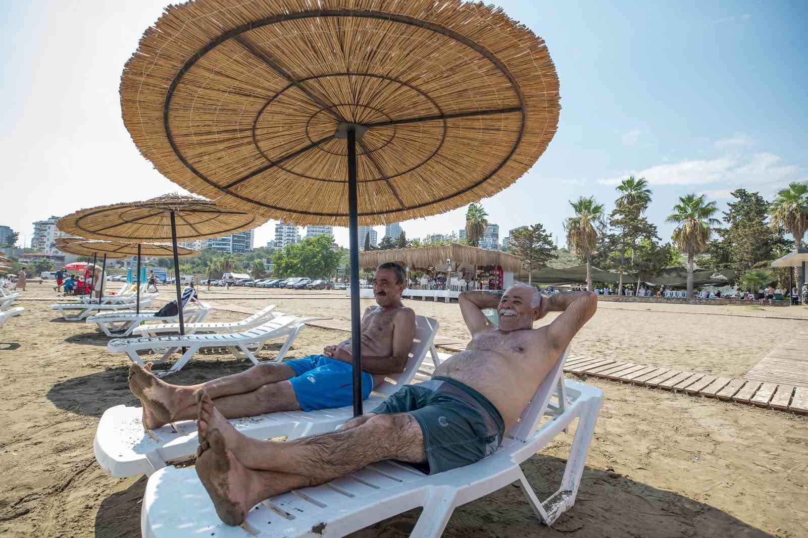 mersin-de-emekliler-deniz-ve-gunesin-tadini-cikardi