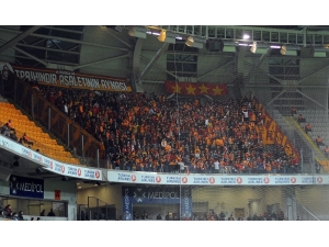 Galatasaray Taraftarı Deplasmanda Takımını Yalnız Bırakmadı