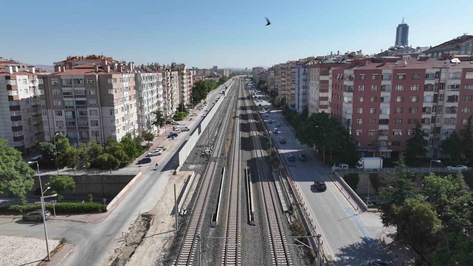 baskan-altay-banliyo-hattinda-tren-kaynakli-gurultuye-karsi-ses-bariyeri-yaptiklarini-acikladi