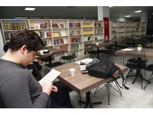 Kitap Okumak İsteyenler Millet Kıraathanesine