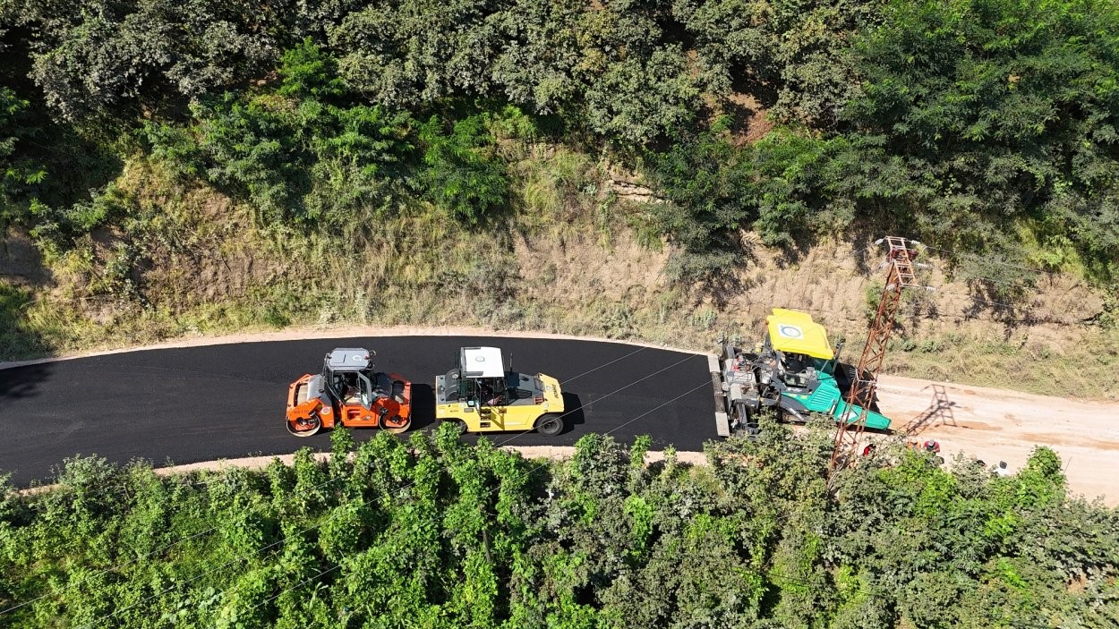 ordu-buyuksehir-2-ilcede-mahalleleri-baglayan-yolu-sicak-asfaltla-bulusturdu