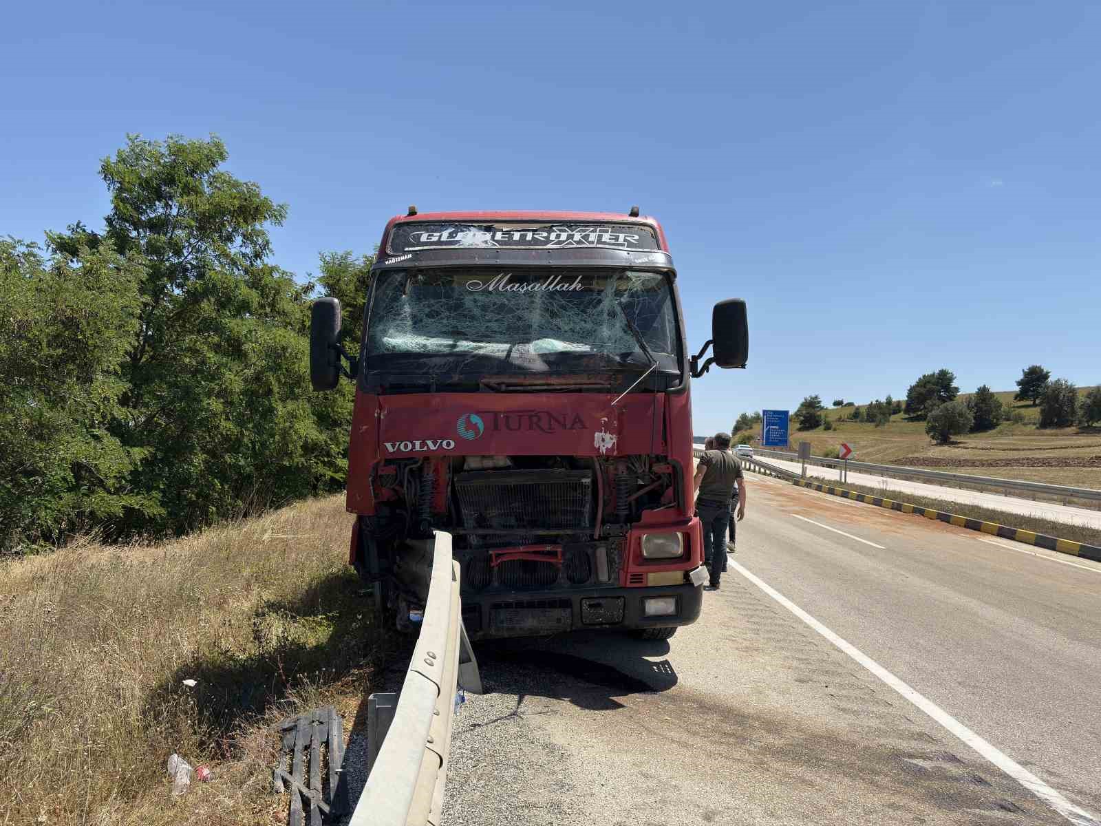 kastamonu-da-tir-ile-carpisan-traktorun-surucusu-hayatini-kaybetti