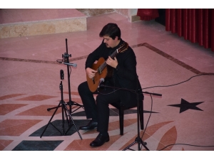 Gitar Resitali’ne Dinleyicilerden Tam Not