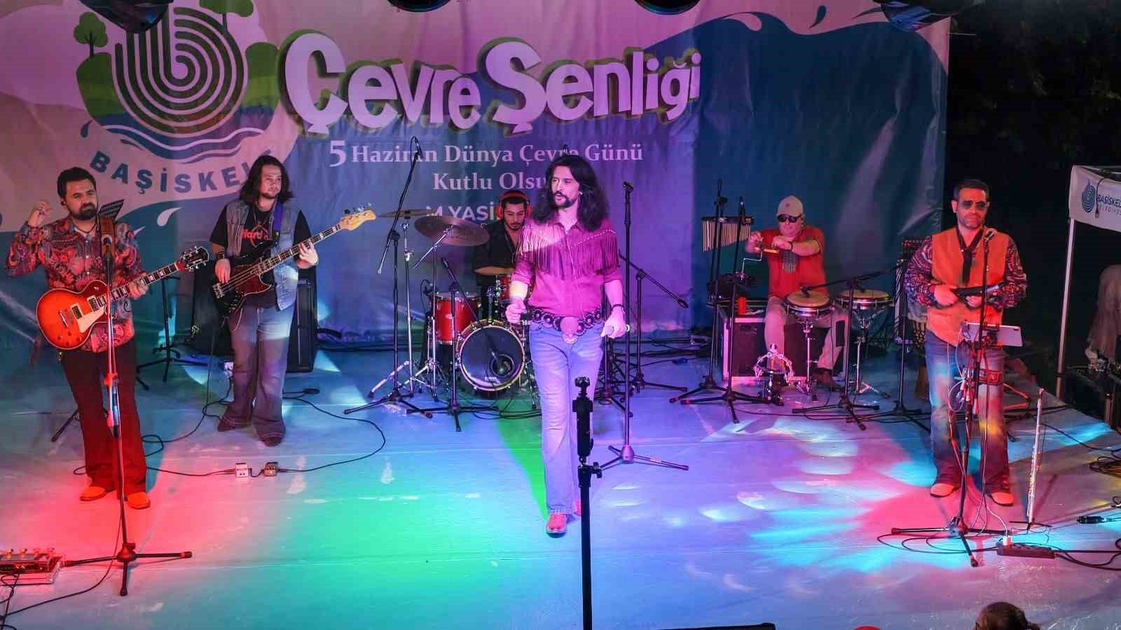 anadolu-retro-dan-baris-manco-sarkilariyla-konser-coskusu