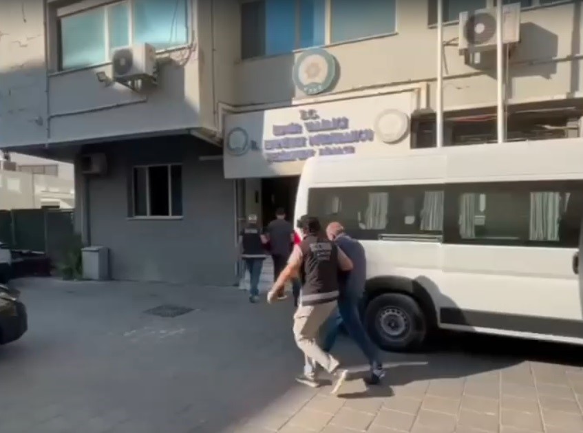 izmir-de-galerici-gorunumlu-tefeci-sebekesine-operasyon