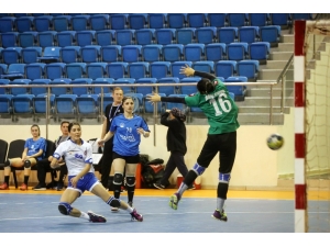 Yenimahalleli Kadın Hentbolcular Fark Attı