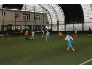 Adapazarı’nda Miniklerin Futbol Coşkusu Devam Ediyor