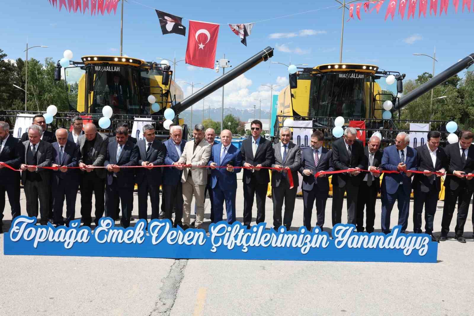 erzurum-da-bir-ilk-tarim-makineleri-parkina-2-bicerdover-4-romork-eklendi
