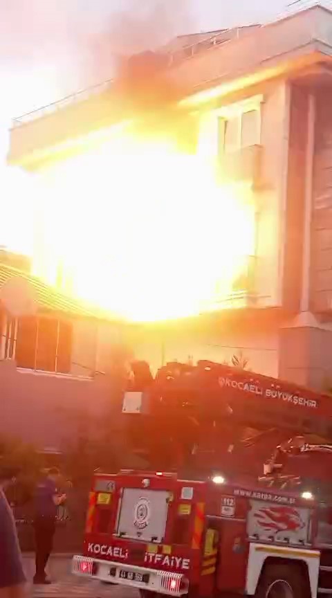 mutfakta-yangin-cikti-dogalgaz-bomba-gibi-patladi