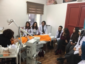 Güzellik Uzmanından Üniversite Öğrencilerine Cilt Bakımı Eğitimi