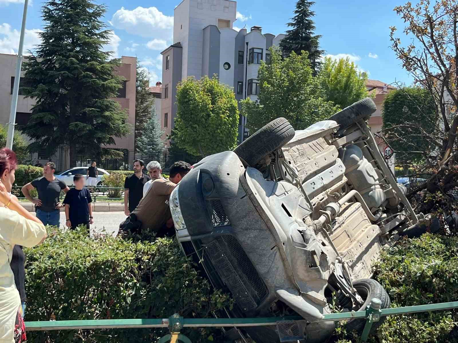 eskisehir-de-arac-carptigi-agaci-devirip-takla-atti