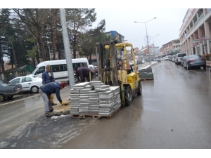 Şuhut Belediyesi Orta Refüj Çalışmalarını Sürdürüyor