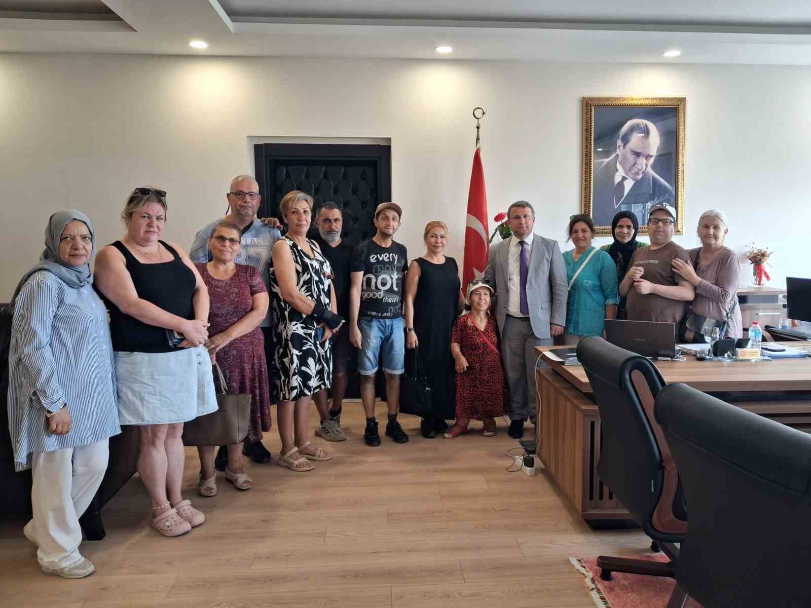 ayvalik-birlik-ortopedik-engelliler-dernegi-nden-kaymakam-cimsit-e-hayirli-olsun-ziyareti