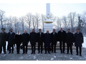 Tbmm Başkanı Yıldırım, Budapeşte’deki Türk Şehitliği’ni Ziyaret Etti