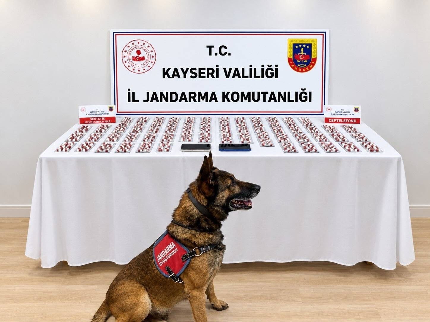 suphe-uzerine-durdurulan-aracta-bin-81-adet-sentetik-hap-cikti