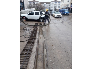 Kaynarca’da Saski Ekipleri Mazgalları Temizledi