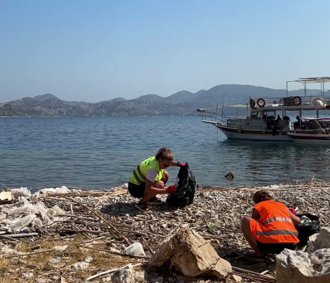 marmaris-kiyilarina-vuran-mikroplastikler-cevrecileri-harekete-gecirdi