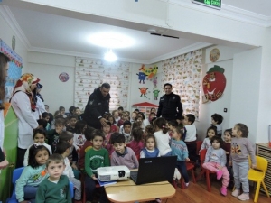 Polisler Miniklere “Polis Ne Yapar” Adlı Konferans Verdi