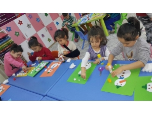 Anasınıfı Öğrencilerinin El İşi Kağıtlarıyla Fotoğraf Yapma Heyecanı