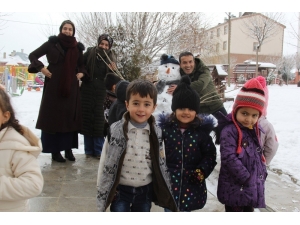 Minik Öğrencilerin Kar Sevinci