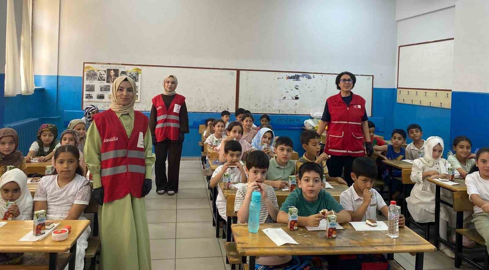 mus-ta-kizilay-ekiplerinden-ogrencilere-ikram