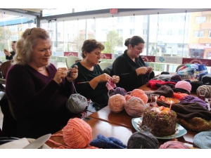 Ev Hanımları Bir Araya Geldi, “Bir Bere De Sen Ör” Dedi