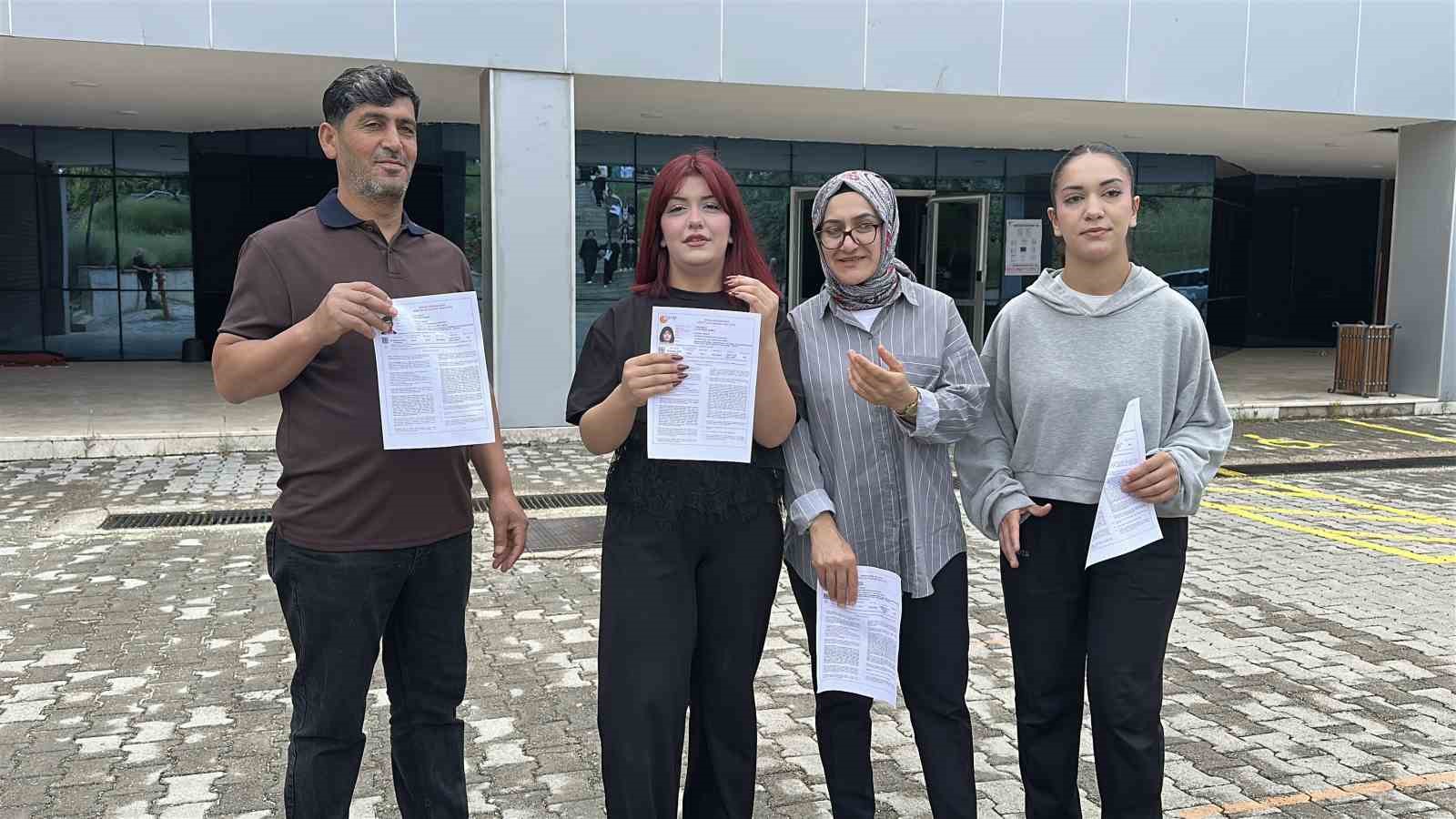 baba-anne-ve-2-kizi-sinavda-birbirlerine-rakip-oldu