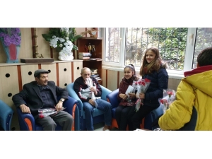 Şuhutlu Öğrencilerden Huzurevi Sakinlerine Duygulandıran Ziyaret