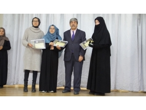 Balıkesir’de İmam Hatipli Kızlar Güzel Kur-an Okuma Yarışmasına Katıldı