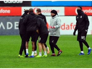 Beşiktaş, Yağmur Altında Çalıştı