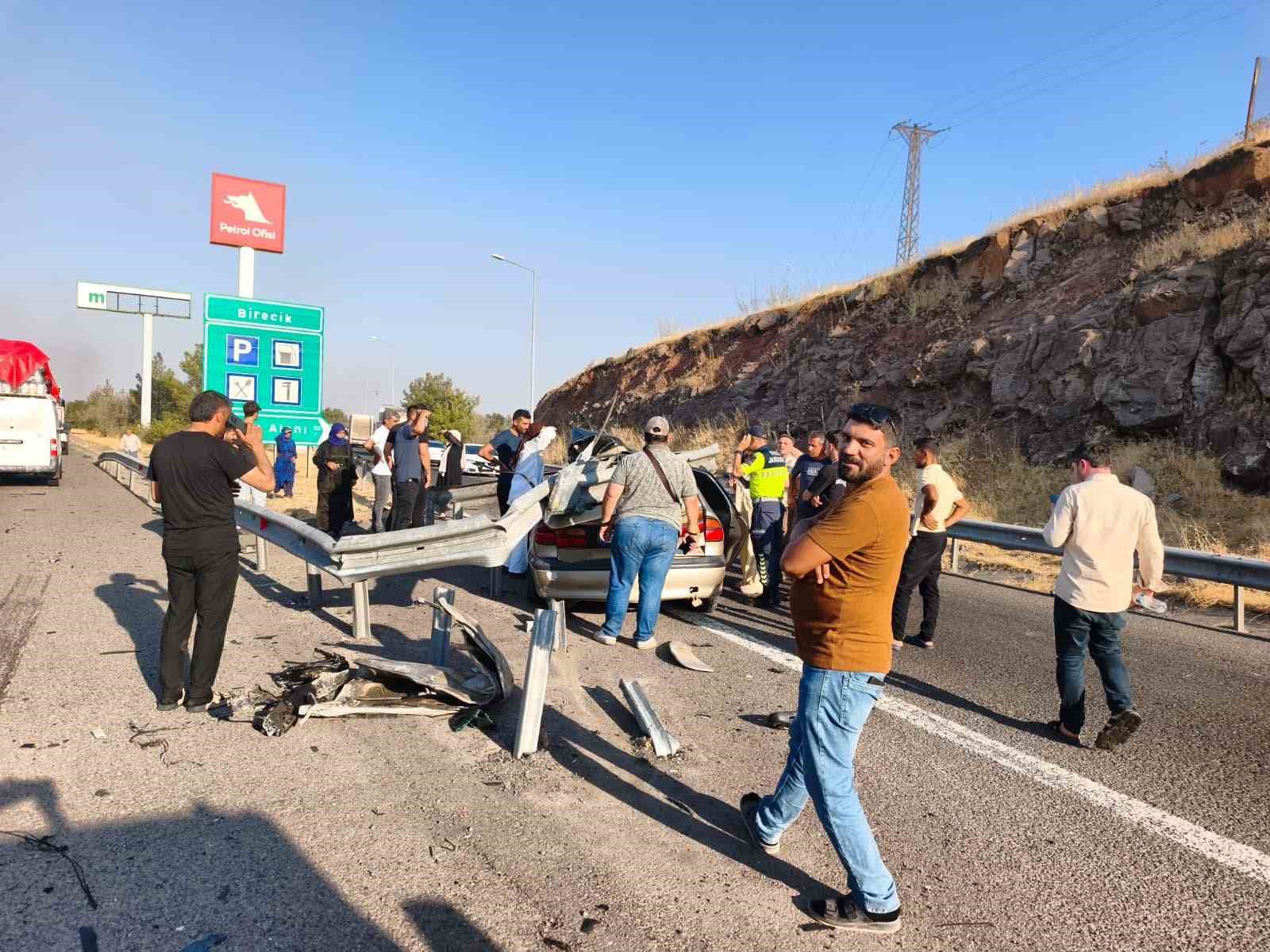 sanliurfa-da-otomobil-bariyerlere-carpti-1-olu-1-yarali