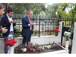 Chp’nin Büyükşehir Belediye Başkan Adayı Böcek’in İlk Ziyareti Anne Ve Babasının Kabirleri Oldu