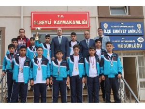 Hentbol’da Elbeyli Şampiyon Oldu