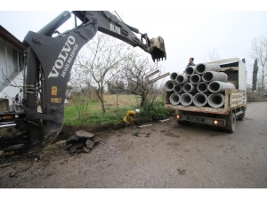Akyazı’da Yağmur Suyu Hattı Temizleme Çalışmaları Devam Ediyor