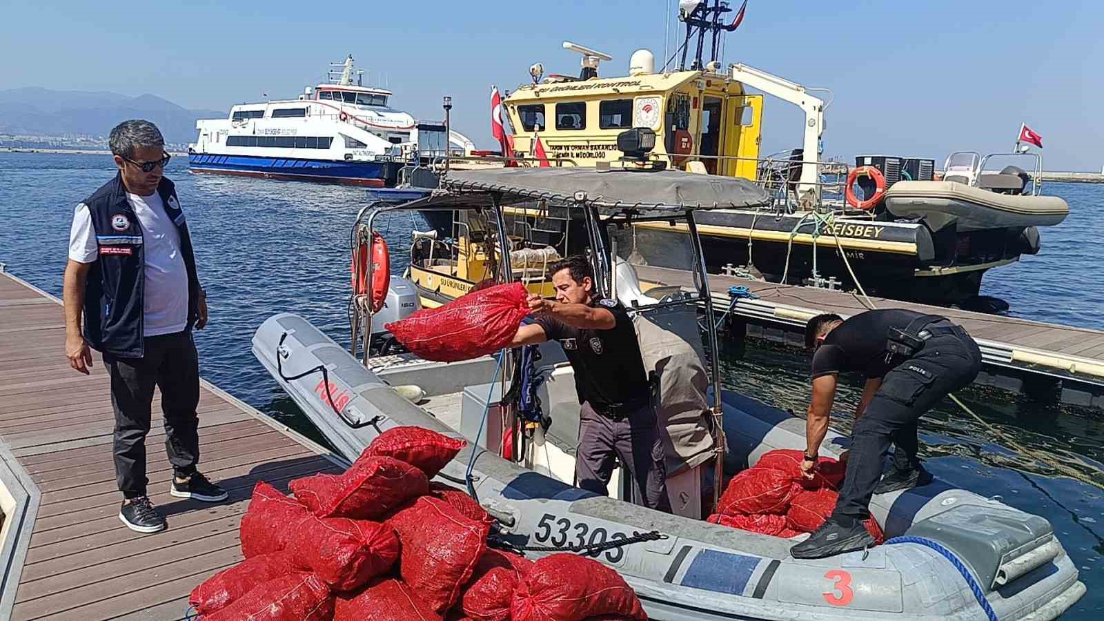 izmir-de-yasa-disi-kara-midye-operasyonu-560-kilogram-midye-denize-iade-edildi