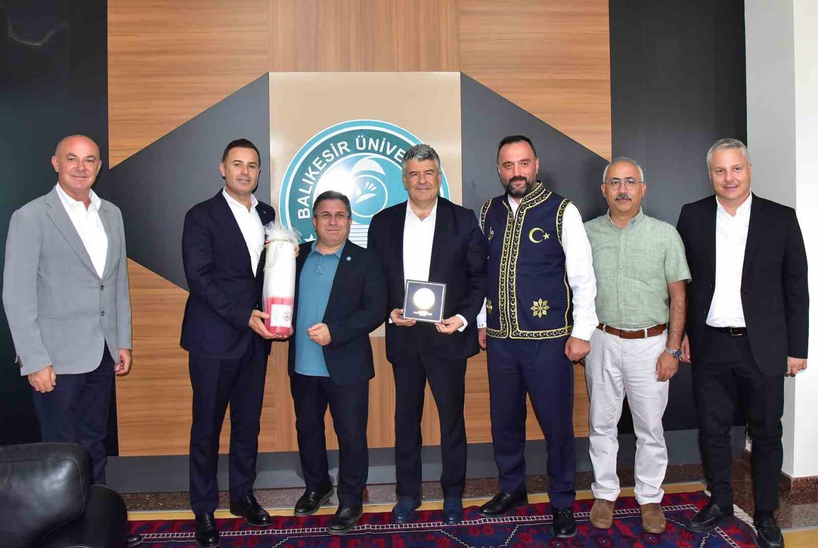 rektor-yucel-ogurlu-ya-kurtdereli-guresleri-icin-davet