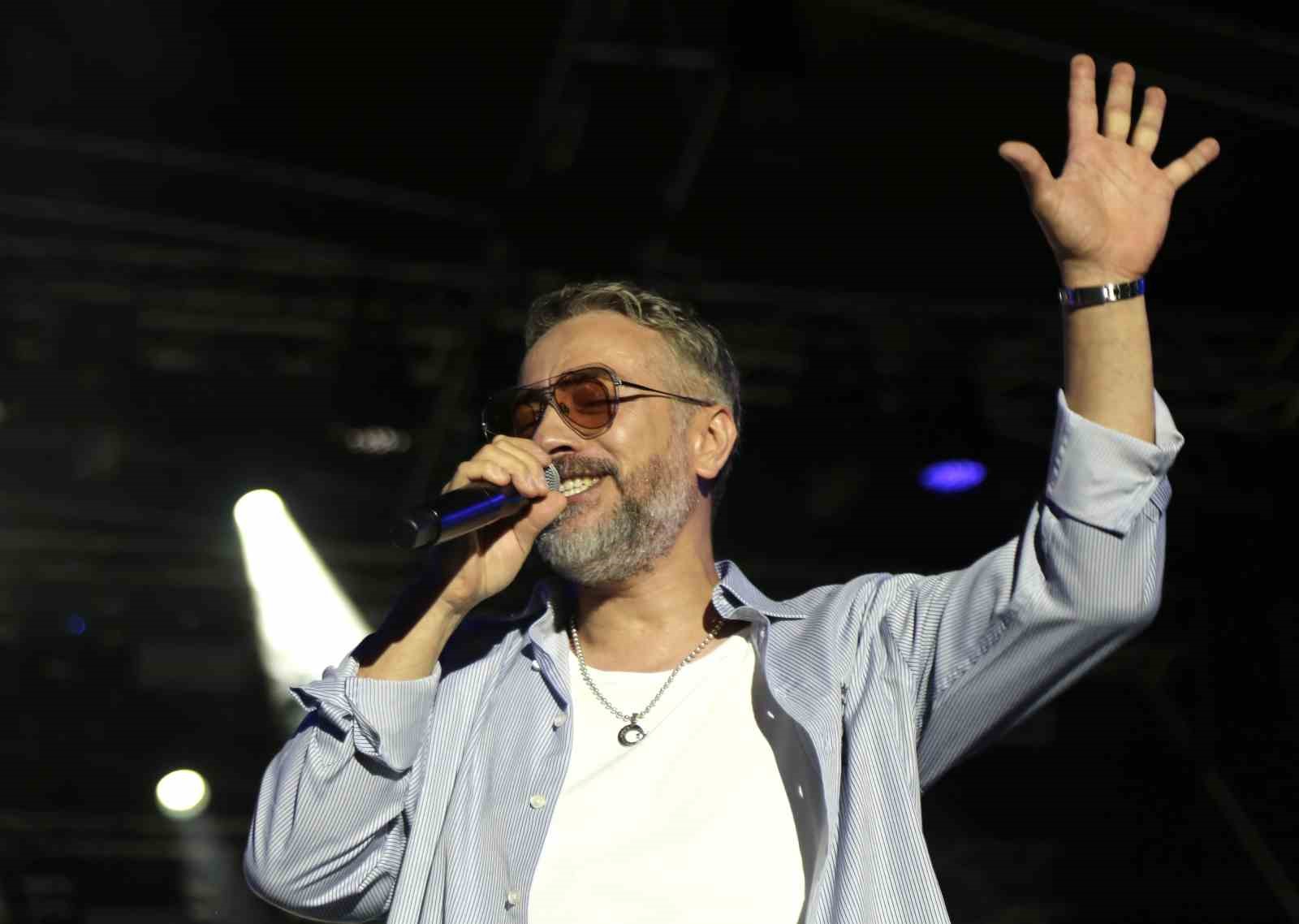 resul-dindar-ve-umit-yasar-kastamonu-da-binlerce-vatandasa-unutulmaz-bir-gece-yasatti